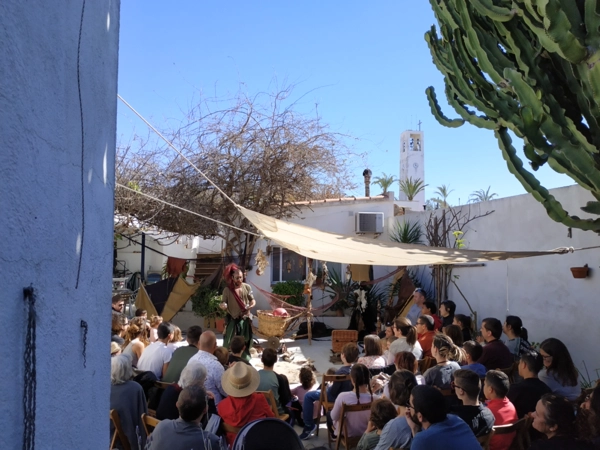 Actuación diurna en el Festival Art als Patis Actuación diurna en el Festival Art als Patis